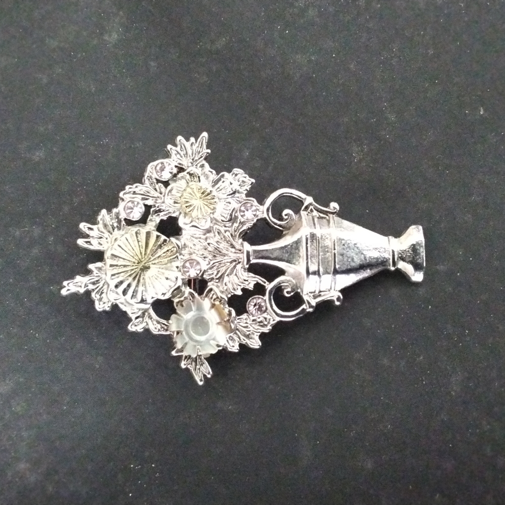 Vintage Flower vase with flowers brooch/pin